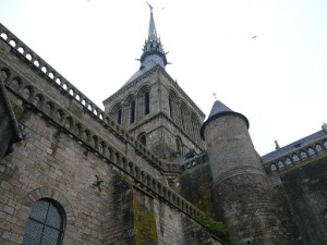 修道院入口階段から見た尖塔