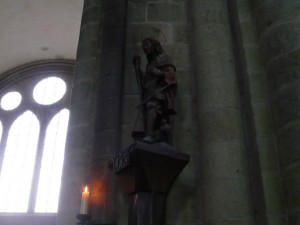 教会堂内部の大天使ミカエル像