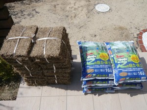 マット芝の束と肥料入りの床土・目土